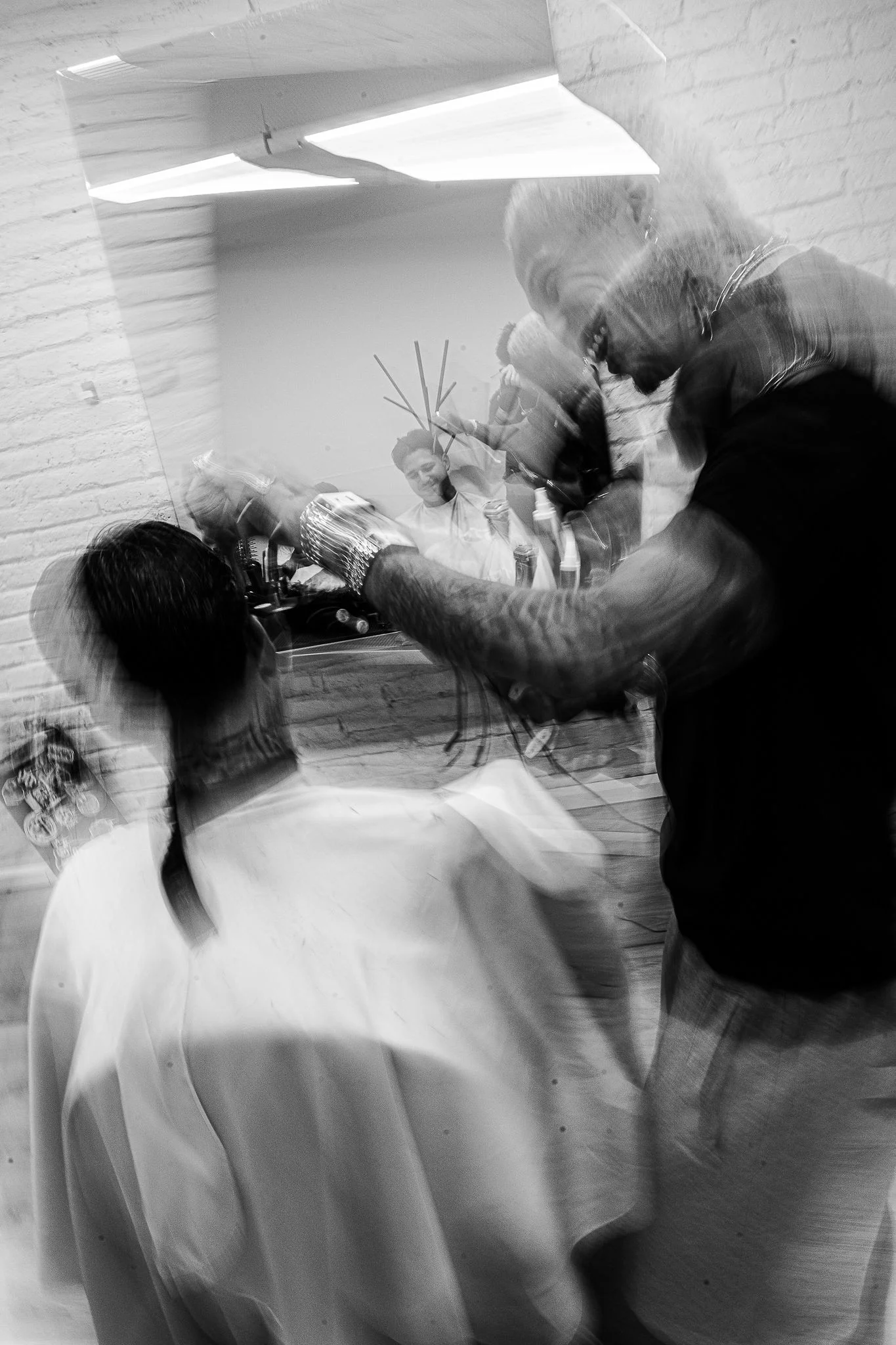Imagen en blanco y negro con barrido de movimiento en la barbería